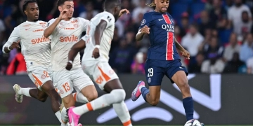 Ligue 1 : soirée cauchemardesque pour Enzo Tchato face au PSG