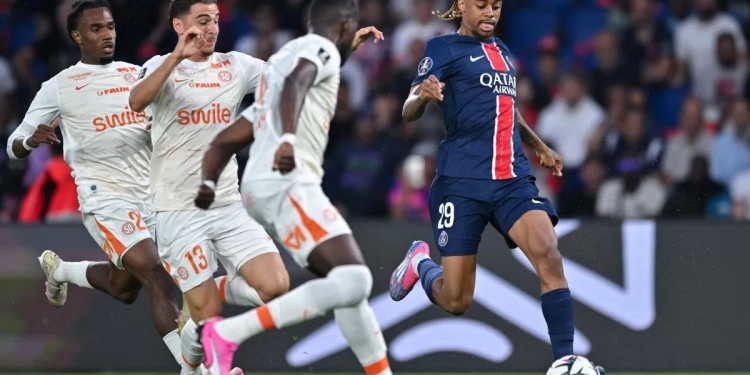 Ligue 1 : soirée cauchemardesque pour Enzo Tchato face au PSG