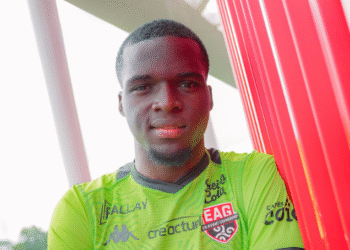 Franck Ambassa, En Avant Guingamp, Apejes de Mfou