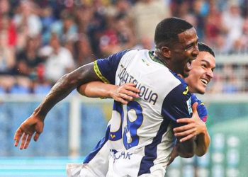 Jackson Tchatchoua marque lors de Genoa - Hellas Verona