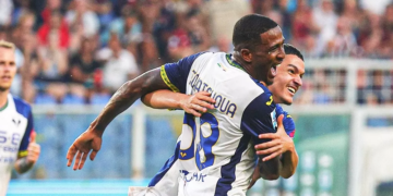 Jackson Tchatchoua marque lors de Genoa - Hellas Verona
