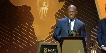 CAF Awards : Elvis Noupoué, premier récipiendaire du meilleur arbitre assistant