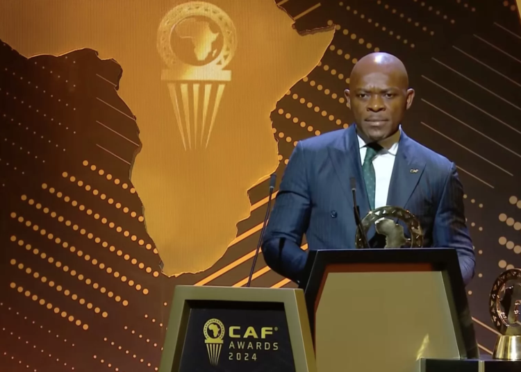 CAF Awards : Elvis Noupoué, premier récipiendaire du meilleur arbitre assistant