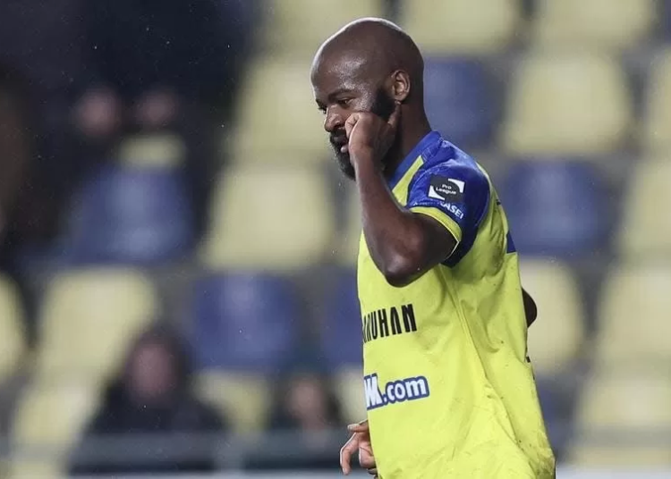 Saint-Trond chute face à Dender malgré un but de Lamkel Zé