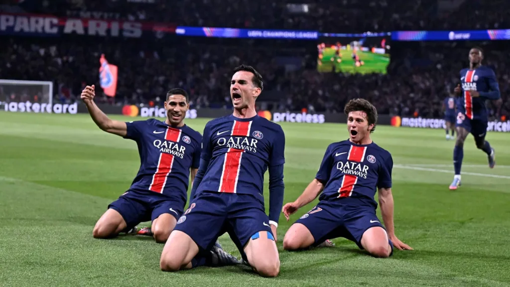 Les joueurs du PSG célèbrent le 1er but contre Arsenal