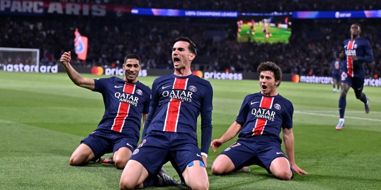 Les joueurs du PSG célèbrent le 1er but contre Arsenal
