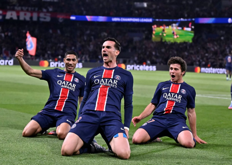 Les joueurs du PSG célèbrent le 1er but contre Arsenal