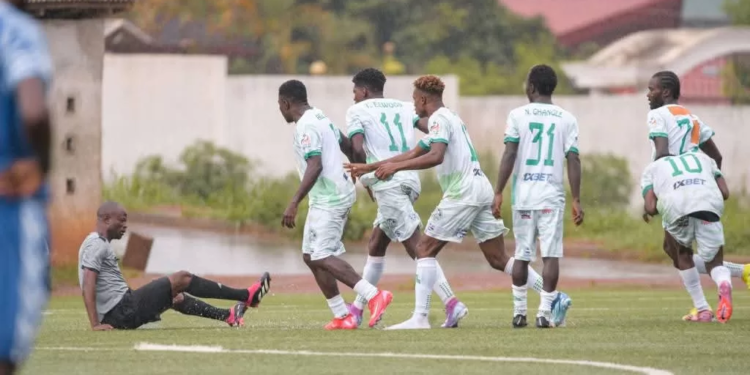 L’arbitre Martin Bomba assène un coup de tête à un joueur d’ISOHSA