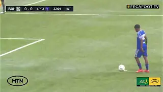 Un arbitre assène un coup de tête à un joueur sur le terrain