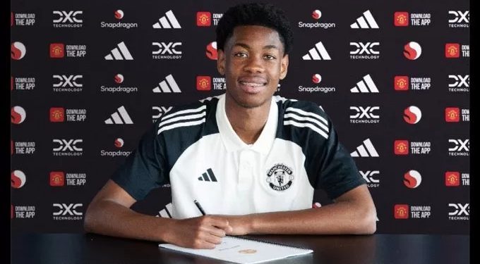 Enzo Kana Biyik signe à Manchester United et est prêté en Suisse