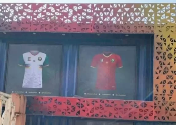 Deux containers supperposés comme boutique officielle des Lions