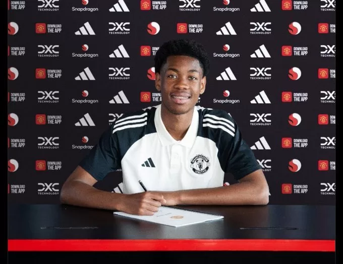 Enzo Kana Biyik signe à Manchester United et est prêté en Suisse