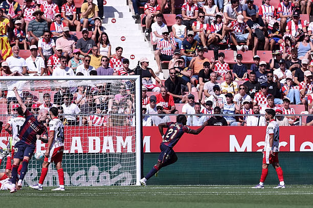 Karl Etta Eyong talonne désormais Raphinha et Nicolas Pépé !