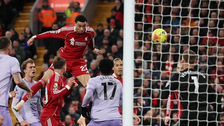 PL : Hugo Ekitiké corrige Carlos Baleba avant la CAN