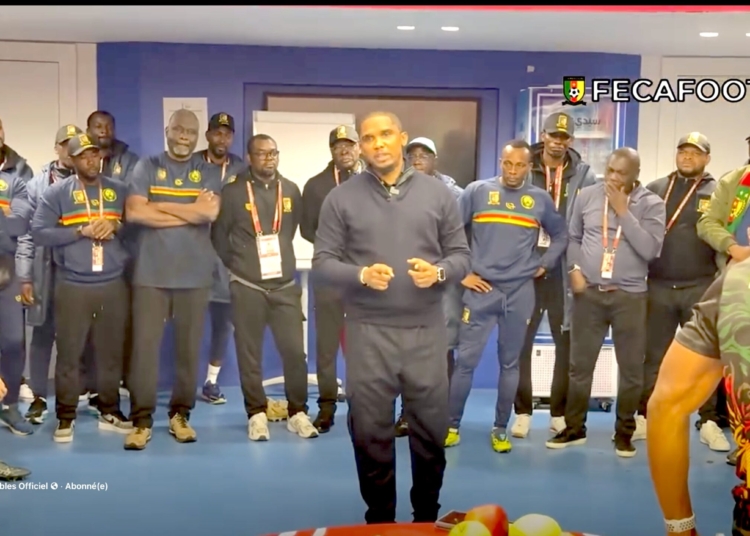 Samuel-Etoo-dans-les-vestiaires-apres-Cameroun-Maroc-