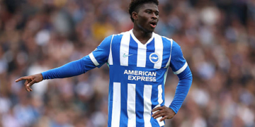 Manchester United revient à la charge pour Carlos Baleba