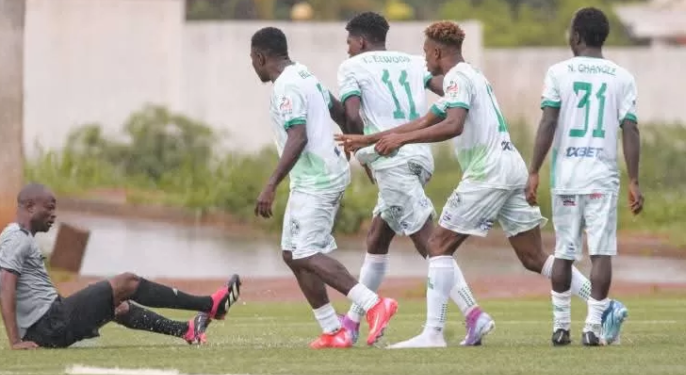 Victoria United-Aigle : l&rsquo;arbitre Martin Mbomba nourrit la controverse !