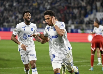 Namaso et Auxerre écrasent Brest en jouant à 10