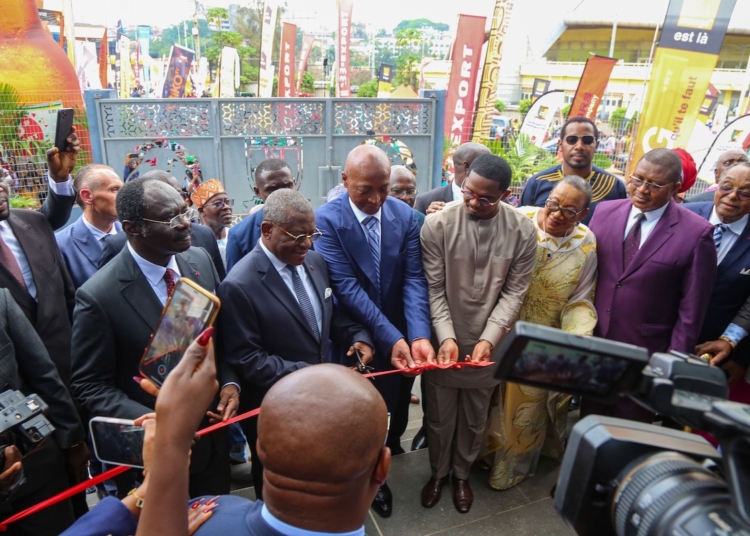 Inauguration Fecafoot - coupure du ruban