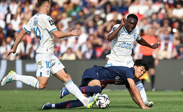 Ligue 1 : Arthur Avom fait bonne impression face au PSG