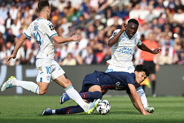 Ligue 1 : Arthur Avom fait bonne impression face au PSG