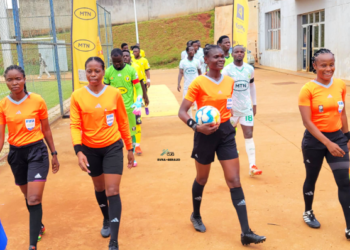 Aigle – Coton Sport : les arbitres ovationnés à la fin du match !