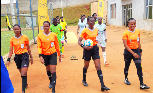 Aigle – Coton Sport : les arbitres ovationnés à la fin du match !