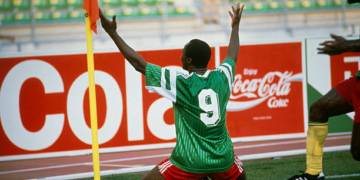 Roger Milla célèbre son but contre la Roumanie en CM 1990