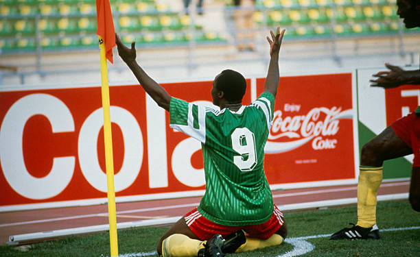 Roger Milla célèbre son but contre la Roumanie en CM 1990