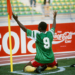 Roger Milla célèbre son but contre la Roumanie en CM 1990