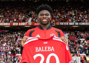 Carlos Baleba accueilli en guest star à Old Trafford