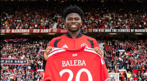 Carlos Baleba accueilli en guest star à Old Trafford