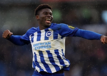 Manchester United : le dossard de Carlos Baleba révélé!