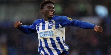 Manchester United : le dossard de Carlos Baleba révélé!