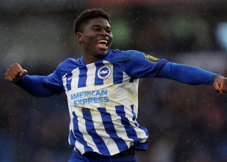 Manchester United : le dossard de Carlos Baleba révélé!