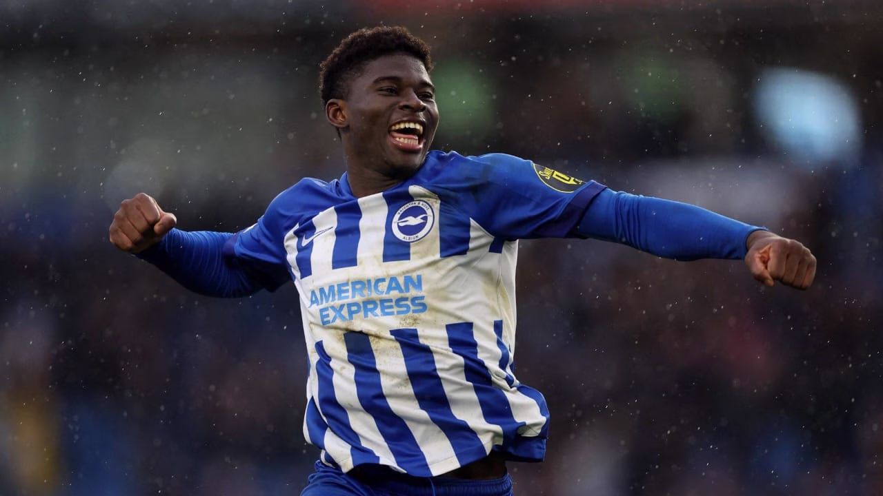 Manchester United : le dossard de Carlos Baleba révélé!