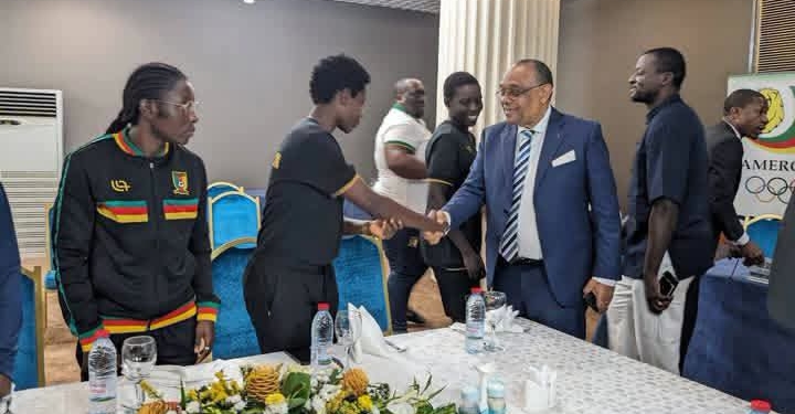 Grégoire Owona rend visite aux Lionnes Indomptables