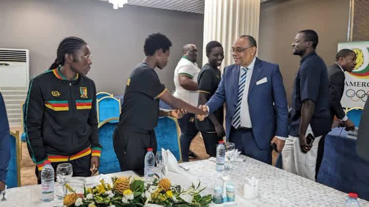 Grégoire Owona rend visite aux Lionnes Indomptables