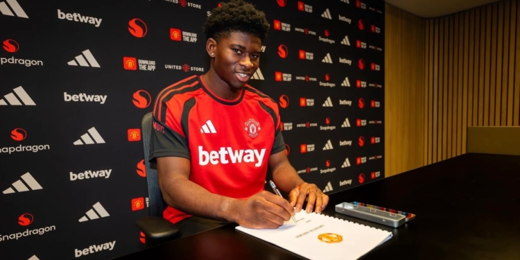 Manchester United - Carlos Baleba a signé