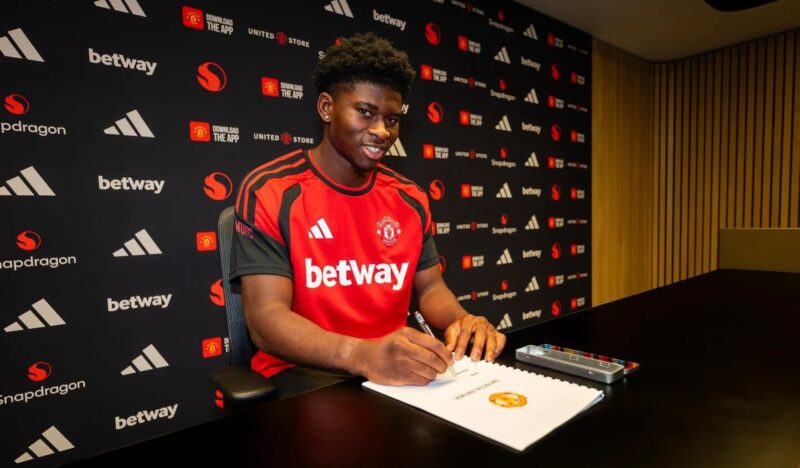 Officiel : Carlos Baleba, joueur de Manchester United
