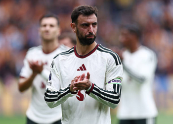 Manchester United : Bruno Fernandes  encense Carlos Baleba 
