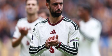 Manchester United : Bruno Fernandes  encense Carlos Baleba 