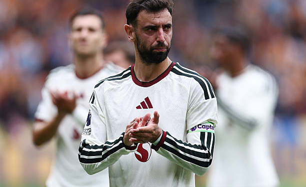 Manchester United : Bruno Fernandes  encense Carlos Baleba 