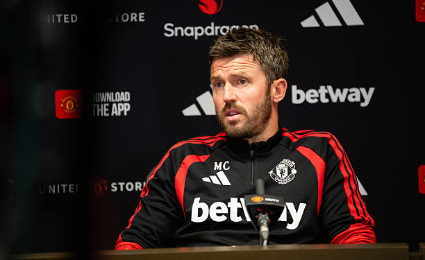 Michael Carrick sous le charme de Carlos Baleba