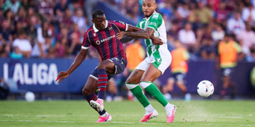 Etta Eyong of Levante UD competes for the ball with Natan Bernardo De Souza of Real Betis during the LaLiga EA Sports 2026/27 match between Levante UD and Real Betis Balompie at Ciutat de Valencia on August 29, 2026